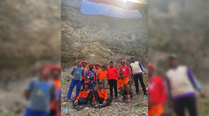 Peringati HUT RI ke-77. DPC PDIP Kabupaten Pasuruan Kibarkan Bendera di Tebing Setinggi 60 Meter