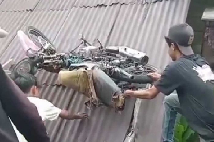 Diduga Rem Blong, Motor Pengangkut Galon di Jakarta Selatan ‘Nyangkut’ di Atap Rumah Warga
