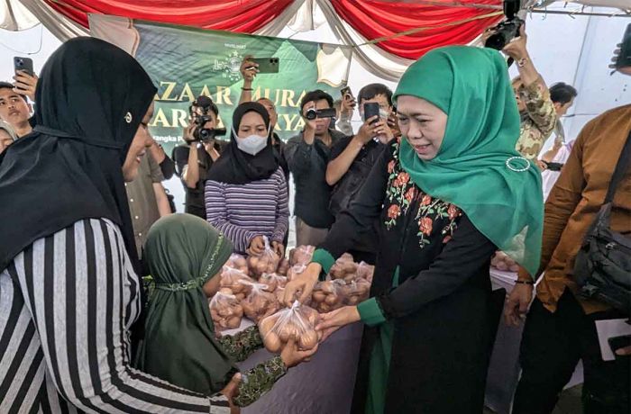 Ringankan Beban Ekonomi Masyarakat, Khofifah dan Muslimat NU Gelar Pasar Murah di Situbondo