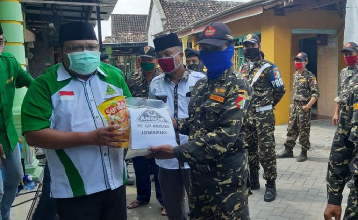 Anggota Banser Jombang Dapat Bantuan Sembako