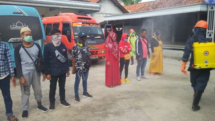Baru Tiba dari Jakarta, 60 Warga Palengaan Laok Pamekasan Langsung Disemprot Disinfektan