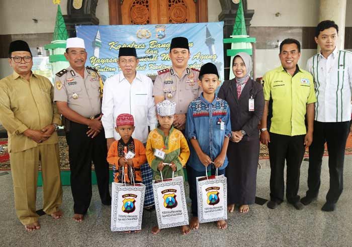 Bekerjasama dengan Yayasan Masjid Agung, Kapolres Bangkalan Gelar Khitanan Masal