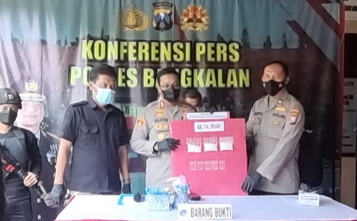 Ringkus Pengedar Sabu, Satnarkoba Polres Bangkalan Amankan BB Hampir 2 Ons