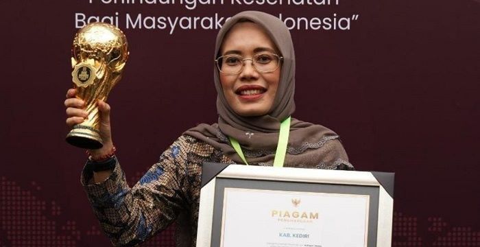 ​Terima Penghargaan UHC Award 2024, Bupati Dhito Akan Terus Tingkatkan Mutu Layanan Kesehatan