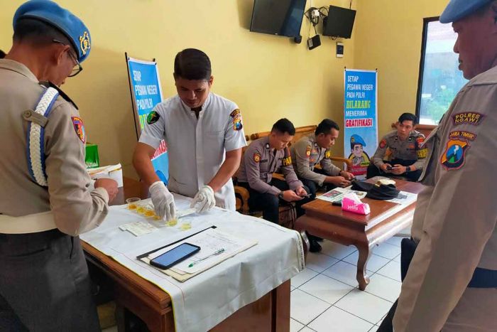 Ratusan Personel Polres Ngawi Ikuti Tes Urin, Ini Hasilnya