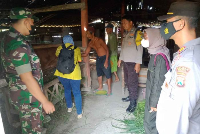 Antisipasi Penyebaran PMK, Polsek Pitu Vaksin Ratusan Hewan Ternak di Ngawi