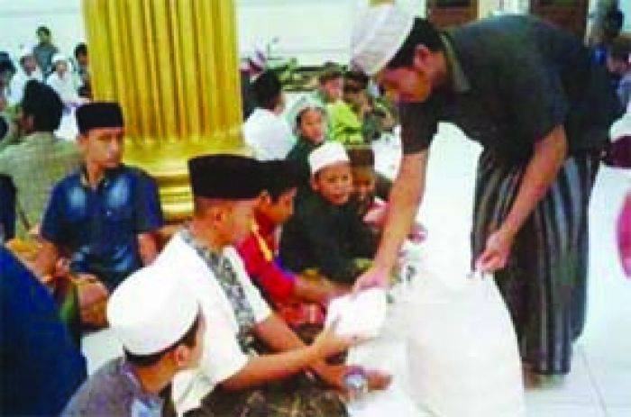 Selama Ramadan, Masjid Agung Lamongan Bagikan Takjil Gratis