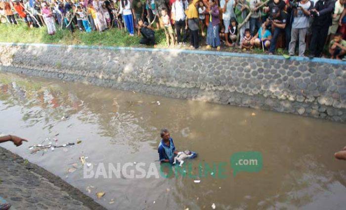 Mayat Bayi Tersangkut Pintu Air di Desa Ploso Geneng Jombang