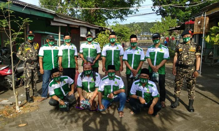 Bakti untuk Negeri, GP Ansor PAC Gampengrejo Bagikan 1.000 Masker ke Pembeli dan Pedagang Pasar