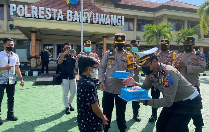 Perayaan HUT ke-66 Lalu Lintas, Polresta Banyuwangi dapat Kado dari Bocah Pengidola Polisi 