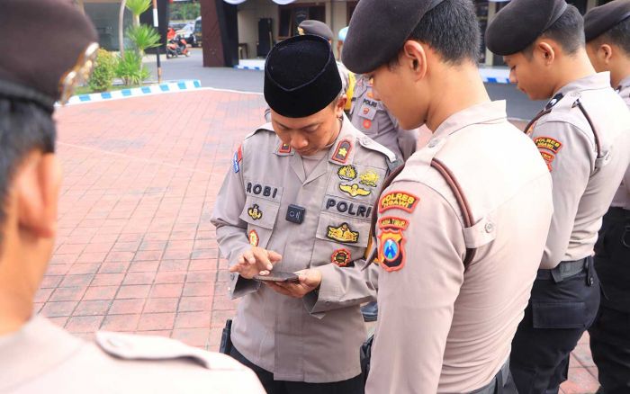 Antisipasi Judi Online di Lingkungan Polri, Wakapoles Ngawi Periksa Handphone Personelnya