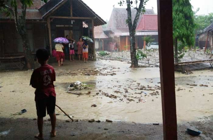 Banjir Bandang Terjang Dua Desa di Sekar Bojonegoro, Tebing Tiga Meter Longsor
