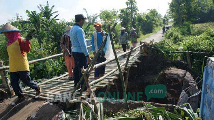 Jembatan Desa Mojodanu-Kromong di Jombang Ambrol Digerus Arus Sungai