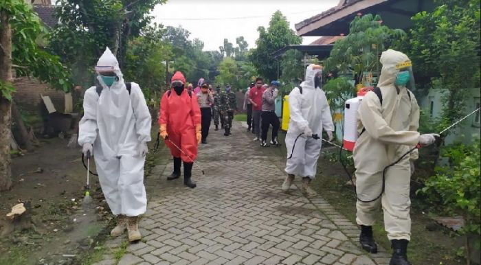 Polres Jombang Lakukan Penyemprotan Disinfektan di Lokasi Zona Merah