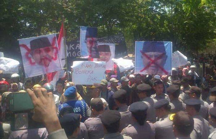 Ribuan Massa di Sampang Demo, Tuntut Pilkades 4 Desa Ditunda
