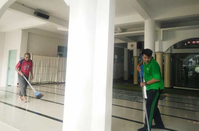 Sekkota Malang jadi Marbot Dadakan, Bersihkan Masjid Pemkot