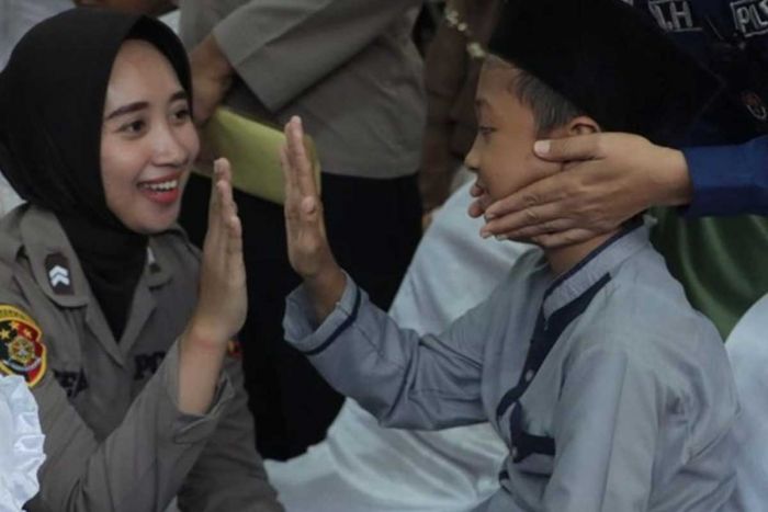 Senyuman Briptu Nela Buat Peserta Khitan Massal di Mojokerto Menjadi Tenang