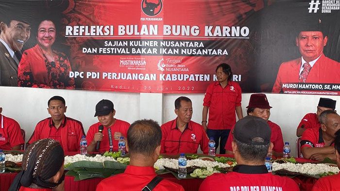 Peringati Bulan Bung Karno, PDIP Kabupaten Kediri Bakar Ikan Bersama Seluruh Pengurus