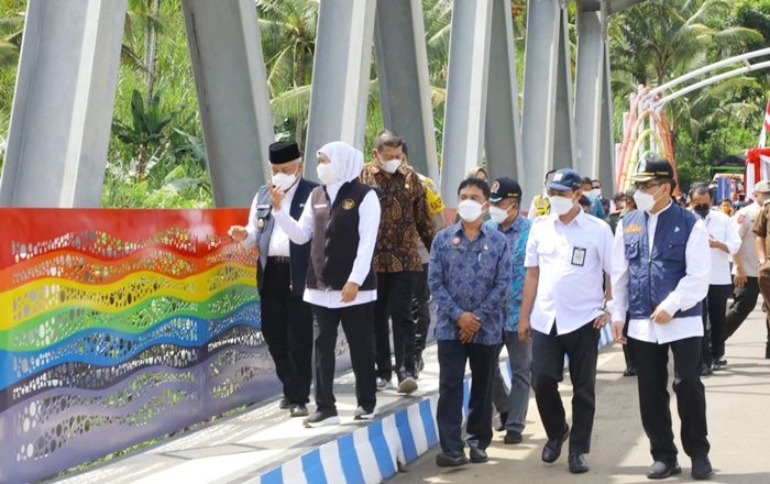 Perkuat Akses Menuju Kawasan Wisata di Malang Selatan, Gubernur Khofifah Resmikan Jembatan Pelangi