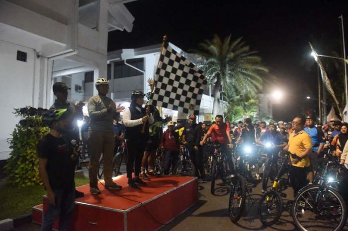 Pj Zanariah Gowes Keliling Kota Bareng Kapolres dan Masyarakat pada Kediri Night Ride