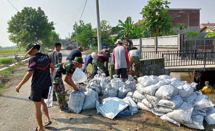 Kurangi Risiko Banjir, Satgas TMMD Bersama Masyarakat Lakukan Normalisasi Sungai di Balongbendo