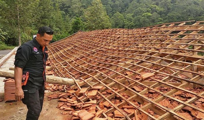 Diterjang Angin, Bangunan di Rest Area Wisata Dholo Roboh