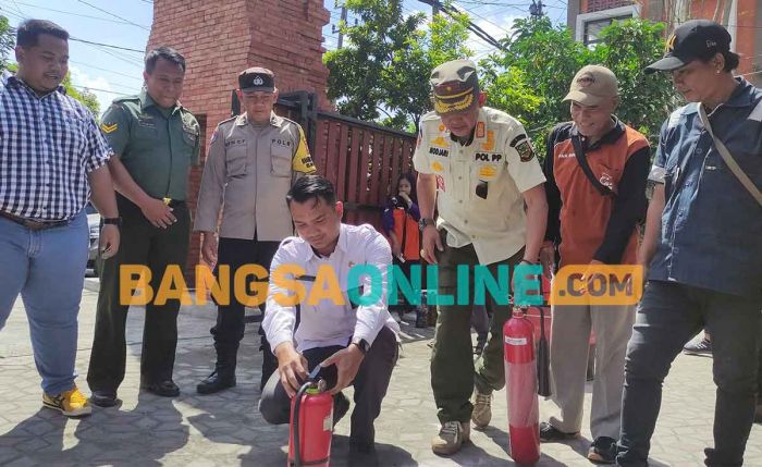 Kepala Satpol PP Kota Mojokerto dan Lurah Gunung Gedangan Jadi Petugas Damkar Dadakan