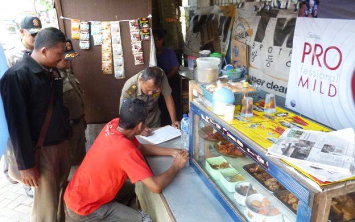 Petugas Gabungan Razia PKL di Tanggulangin Sidoarjo 