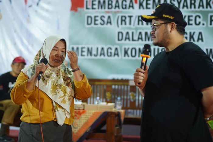 Ketua RT di Kediri Menangis di Depan Bupati Dhito, Mengapa?