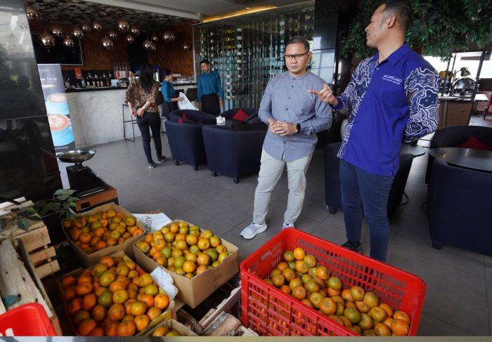 Pj Wali Kota Batu Apresiasi Kolaborasi Petani Jeruk Keprok, Hand Painted Rokhim dan Hotel Aston Inn