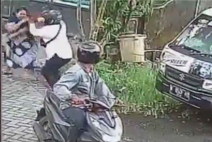 Bermodus Tanya Alamat, Dua Pria di Sidoarjo Terekam CCTV Jambret Kalung Emak-Emak