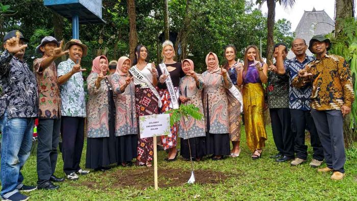​Forkompinda Bersama Miss Universe Switzerland Tanam Pohon Langka di Pendopo Tulungagung