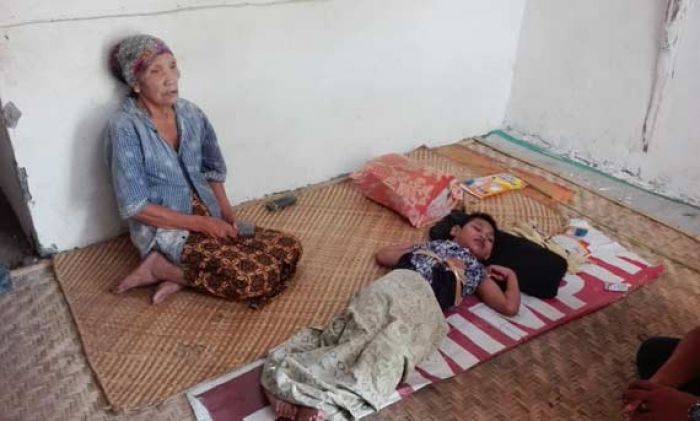 Janda Sebatang Kara di Karangasem Gresik Rawat Cucu Lumpuh 13 Tahun, Bertahan Hidup lewat Rosokan