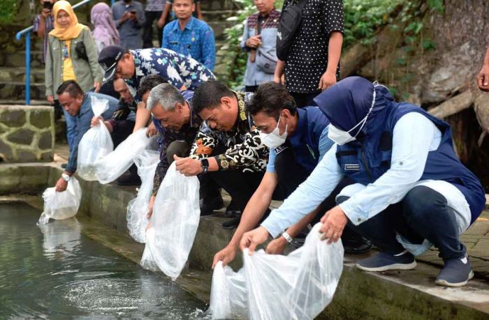 Peringati Hari Ikan Nasional ke-9, Wali Kota Kediri Tebar Benih Ikan di Sumber Jiput