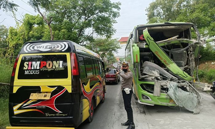 Bus Seruduk Fuso di Pamekasan, Tiga Orang Luka-Luka, Satu Orang Tewas