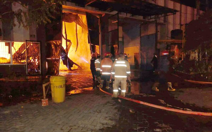 Pabrik Cat di Pergudangan Safe N Lock Sidoarjo Terbakar, Dua Orang Terluka