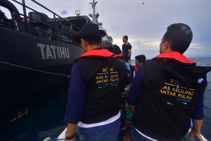 KRI Tatihu Sukses Lakukan Ekspedisi Kas Keliling BI di Pulau Terpencil Indonesia