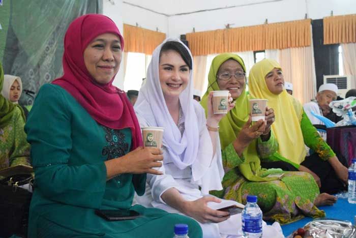 Bersama Ribuan Warga Muslimat NU, Khofifah-Arumi Doakan Palestina