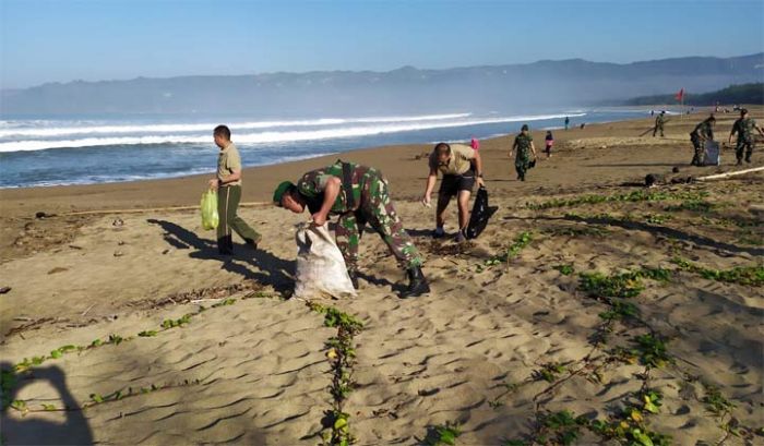 Dandim Pacitan Pimpin Aksi Pungut Sampah di Pantai Pancer Door