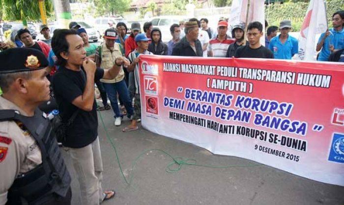 Peringati Hari Anti Korupsi dan HAM, Amputh Demo Pengadilan dan Kejaksaan Negeri Jombang