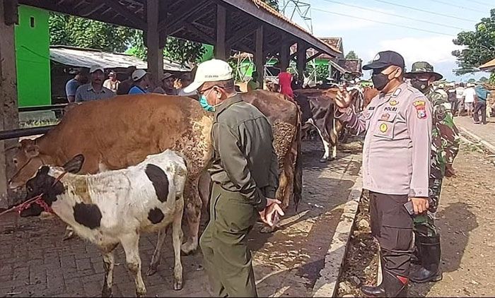 Antisipasi Wabah PMK di Kota Probolinggo, Polsek Wonoasih Pantau Pasar Hewan