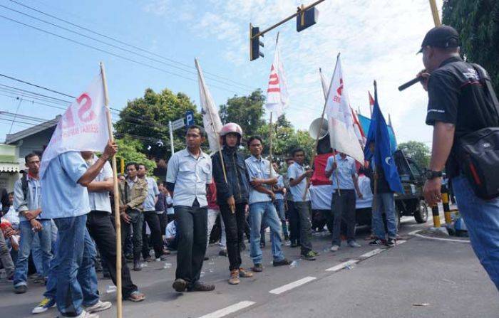 Ratusan Buruh di Jombang Demo Tolak PHK Sepihak yang Dilakukan PT SUB