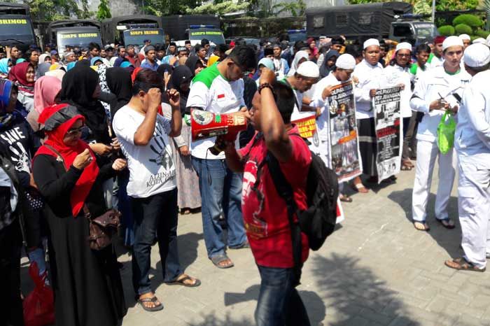 Beri Support 3 Terdakwa Aktivis Save Alun-alun Gresik, FPI dan Ratusan Massa Geruduk PN