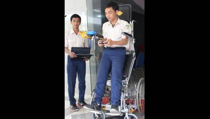 Pelajar di Sidoarjo Ciptakan Kursi Roda Otomatis dengan Joy Stick