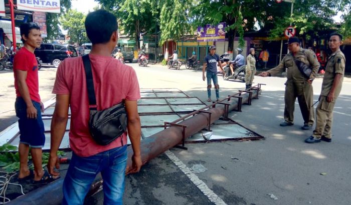 Satpol PP Kota Mojokerto Robohkan Puluhan Tiang Reklame Bodong