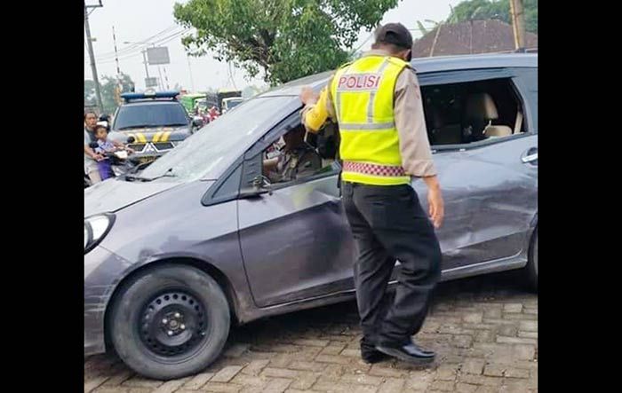 Diduga Habis Nyerempet, Sopir Tinggalkan Mobilnya di Tengah Jalan Raya Kemantren Sidoarjo