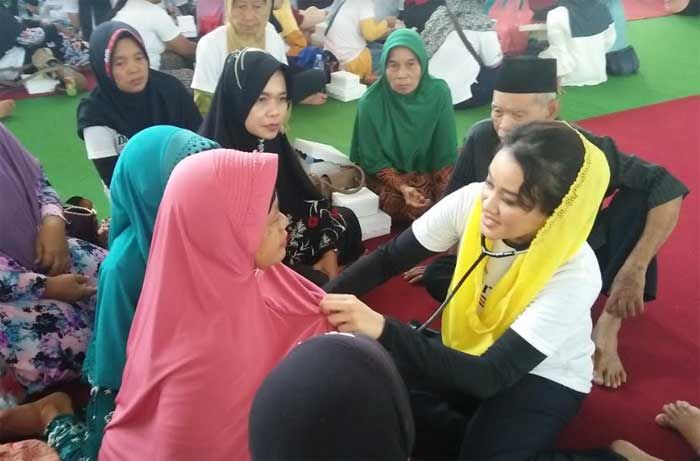 Dokter Dewi Lakukan Pengobatan Gratis di Kawasan Pinggiran
