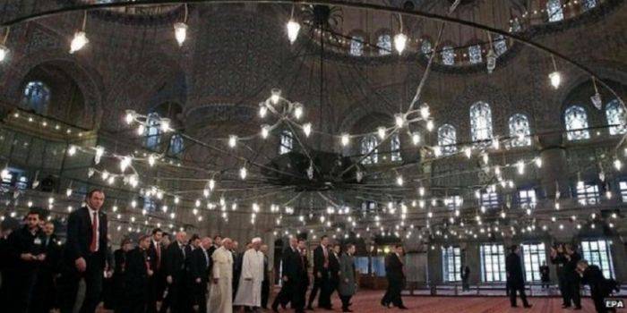 Melepas Sepatu, Paus Fransiskus Berdoa Dalam Masjid Biru
