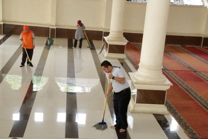 Banyak Masjid  di Indonesia Tak Terjaga Kesuciannya Gegara Ngepel Lantai Masjid Pakai Alat Pel WC