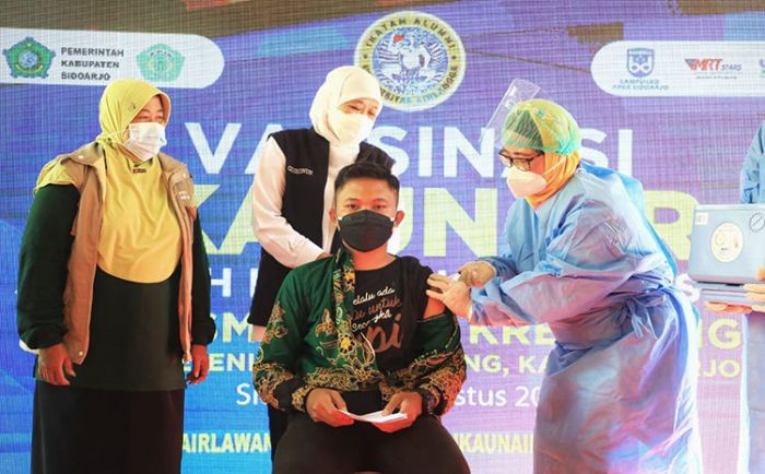 Gelar Vaksinasi Serentak SMA/SMK se-Jatim, Gubernur Jatim Maksimalkan Kesiapan PTM Terbatas Bertahap